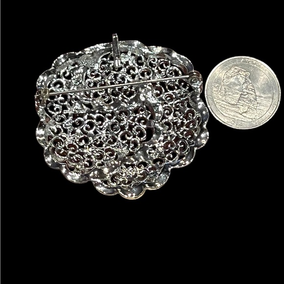 Vintage oversized intricate floral cluster brooch/ pendant - Picture 3 of 6